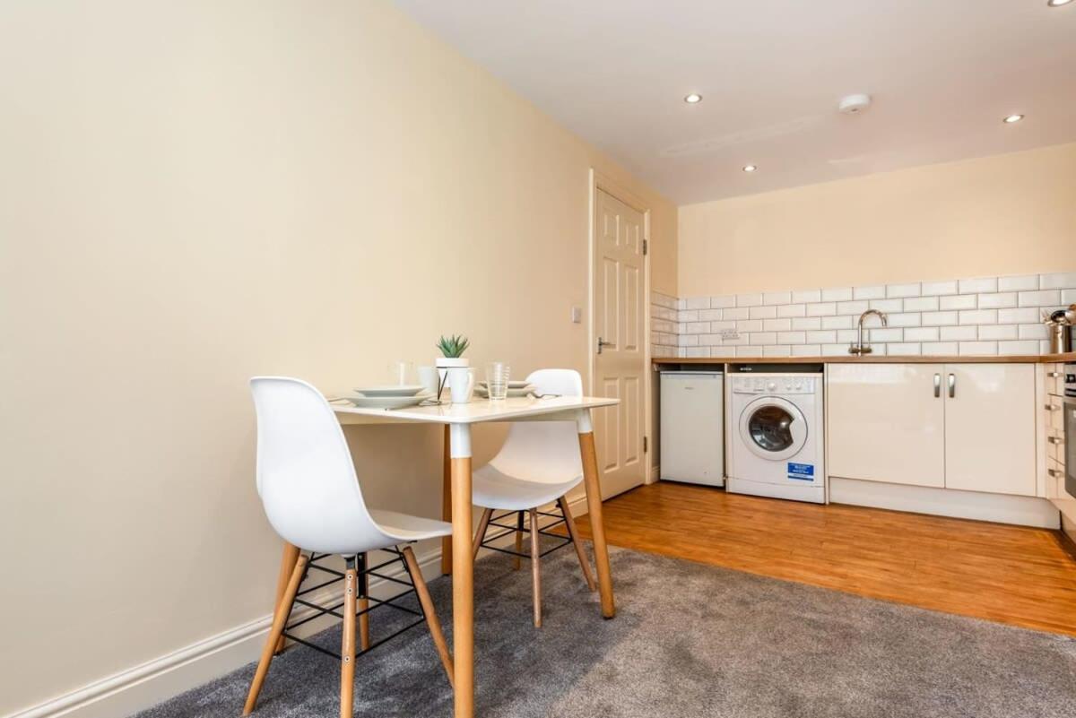 Bright 1 Bedroom Budget Flat In Central 庞特佛雷特 外观 照片