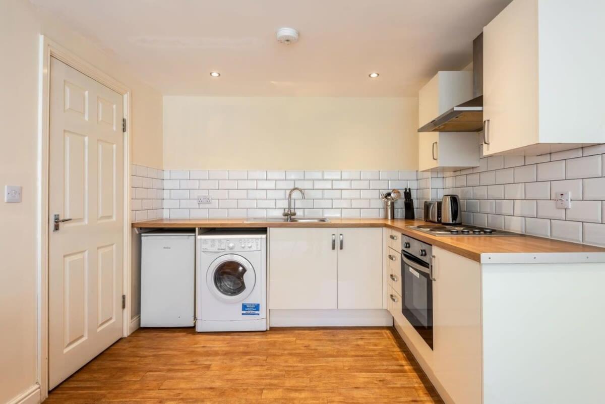 Bright 1 Bedroom Budget Flat In Central 庞特佛雷特 外观 照片