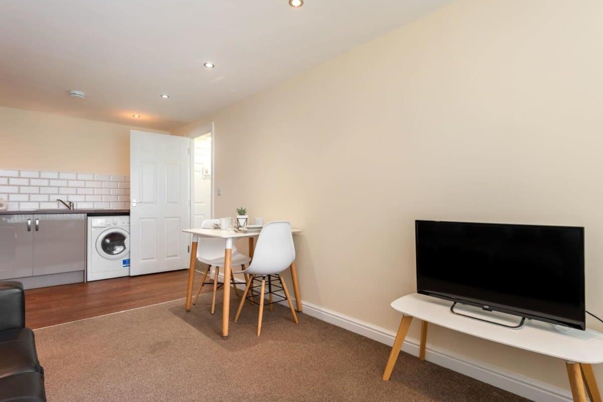 Bright 1 Bedroom Budget Flat In Central 庞特佛雷特 外观 照片