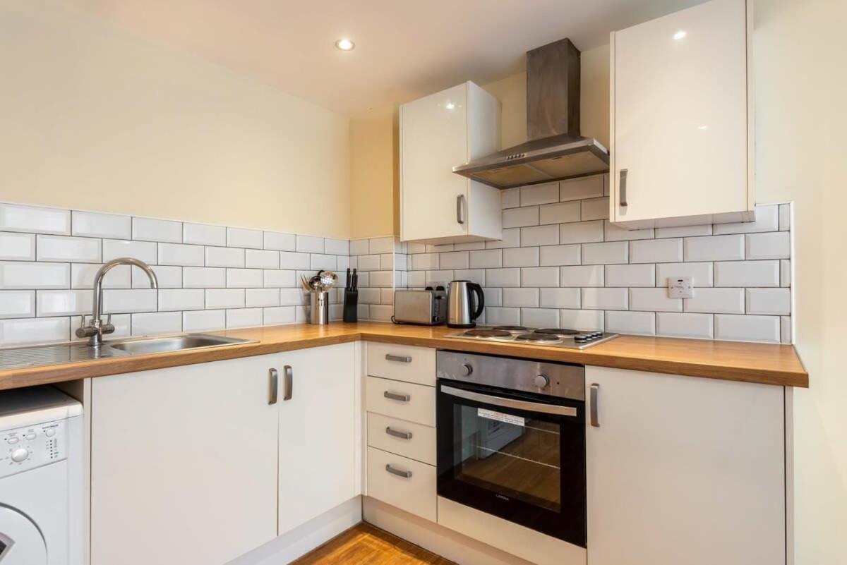 Bright 1 Bedroom Budget Flat In Central 庞特佛雷特 外观 照片