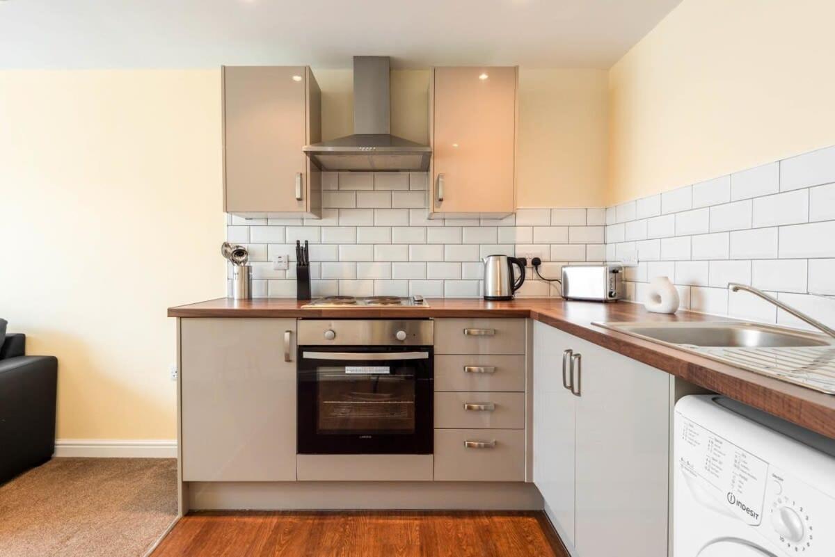 Bright 1 Bedroom Budget Flat In Central 庞特佛雷特 外观 照片