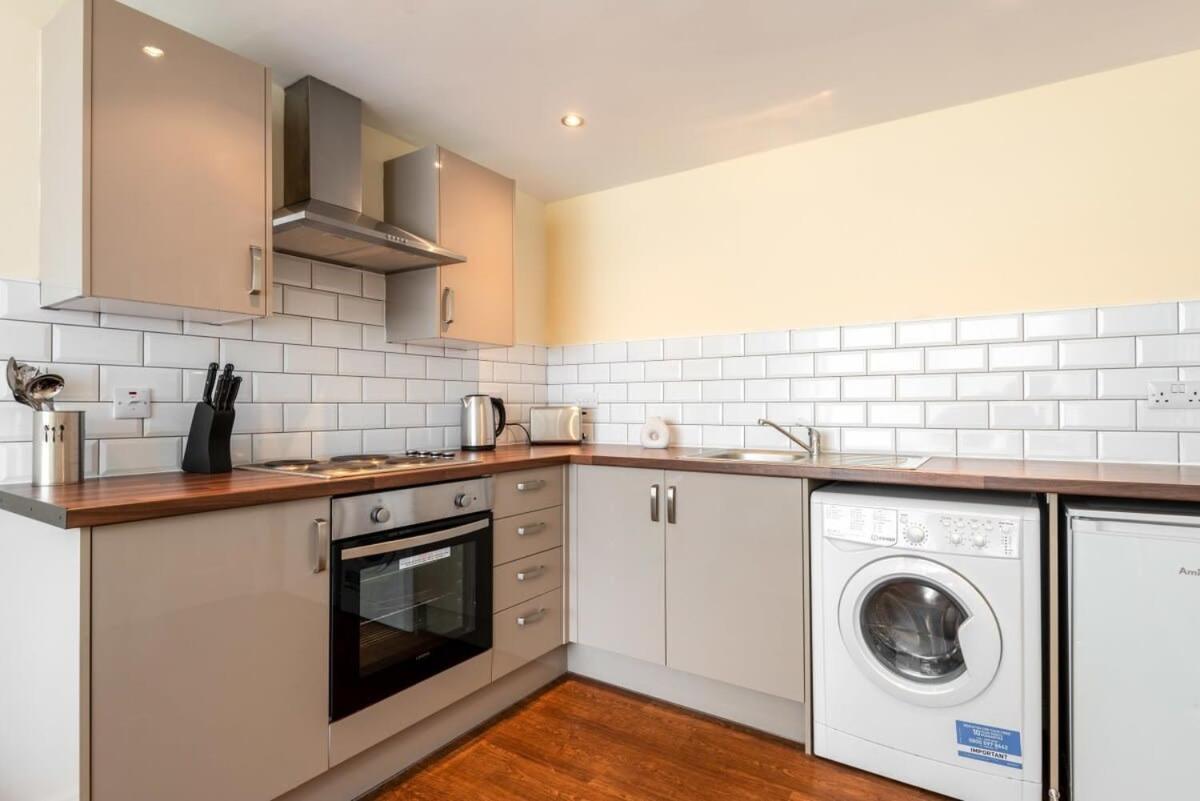 Bright 1 Bedroom Budget Flat In Central 庞特佛雷特 外观 照片